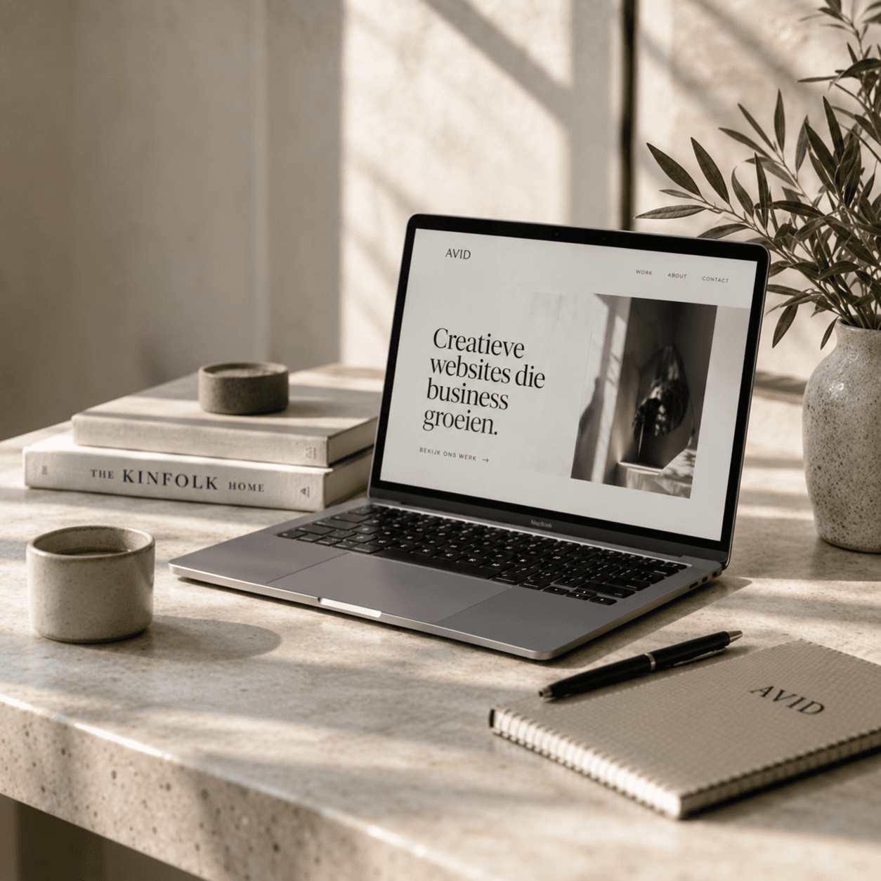 AVID. werkplek met laptop en de AVID. website